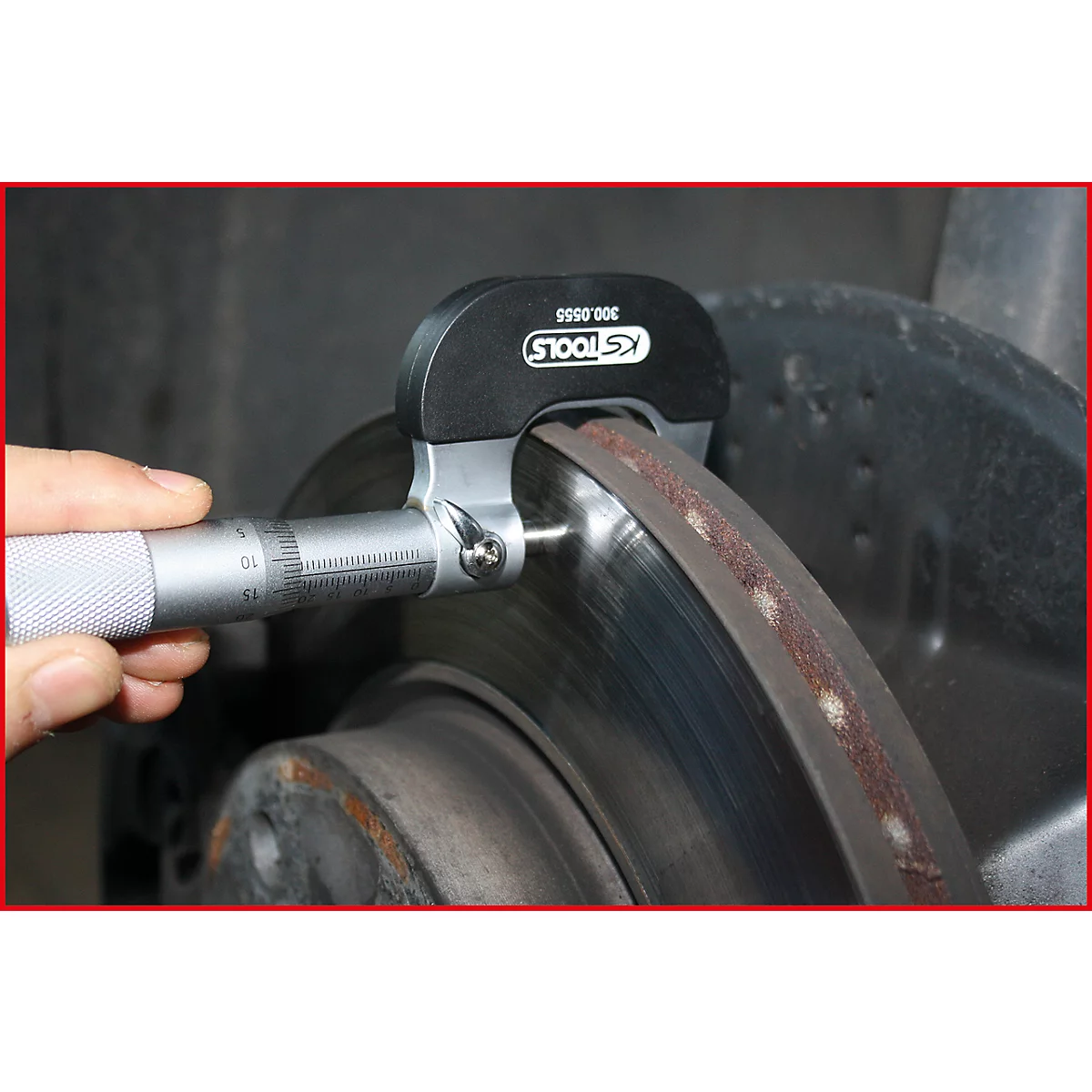 Nahaufnahme: Hand misst mit Messschieber die Bremsscheibe. Das Werkzeug ist von KSTOOLS.